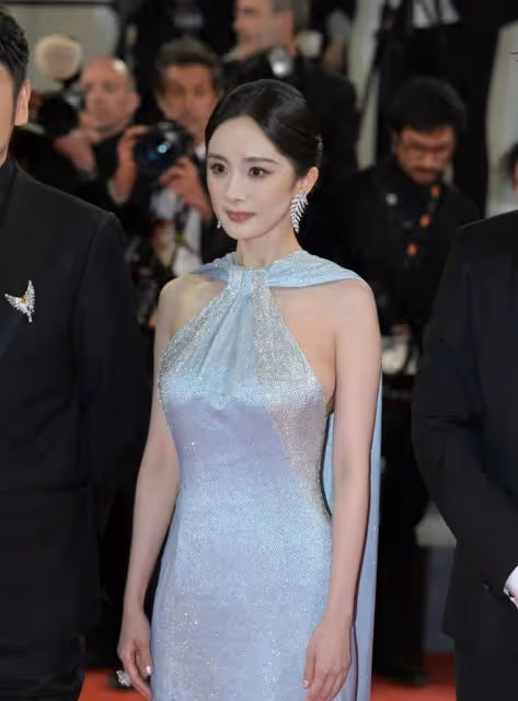 坎城這一夜，楊冪的尷尬寫滿臉上，章子怡清場走紅毯咖位一目了然