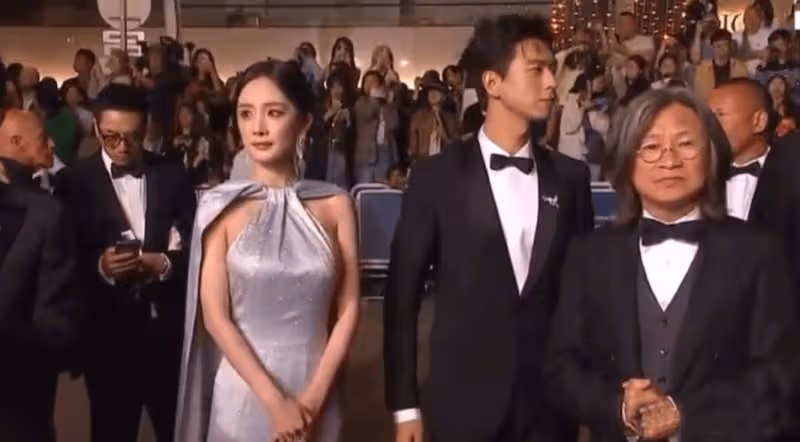 坎城這一夜，楊冪的尷尬寫滿臉上，章子怡清場走紅毯咖位一目了然