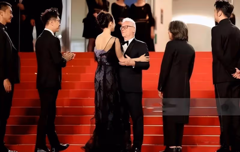 坎城這一夜，楊冪的尷尬寫滿臉上，章子怡清場走紅毯咖位一目了然