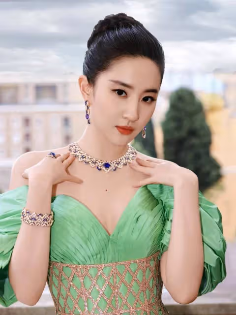 劉亦菲穿深V綠裙美若天仙！雪膚玉貌身材曼妙性感撩人