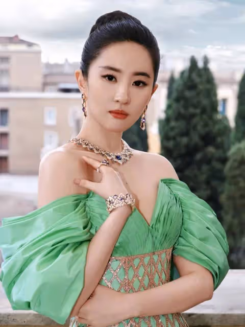 劉亦菲穿深V綠裙美若天仙！雪膚玉貌身材曼妙性感撩人