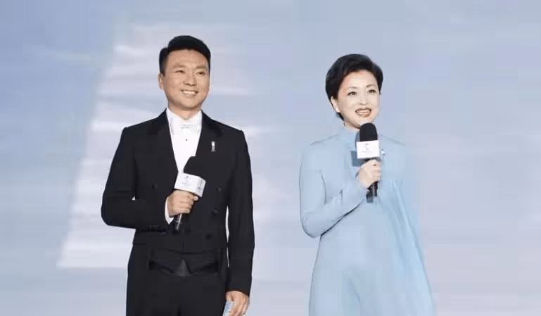 這兩位我們熟悉的主持人,原來是夫妻?低調了13年,比嫁入豪門還幸福!