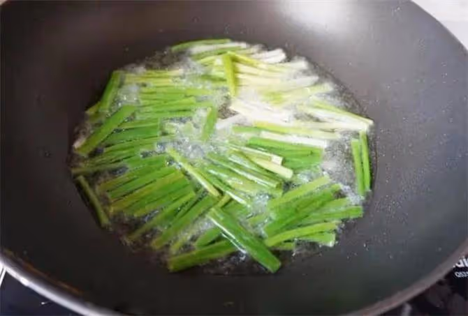 手把手教你在家熬蔥油，蔥香濃郁，做法簡單，拌啥都好吃