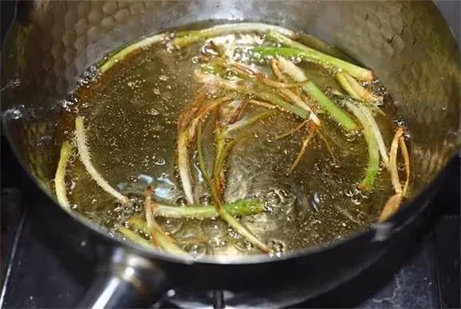 手把手教你在家熬蔥油，蔥香濃郁，做法簡單，拌啥都好吃