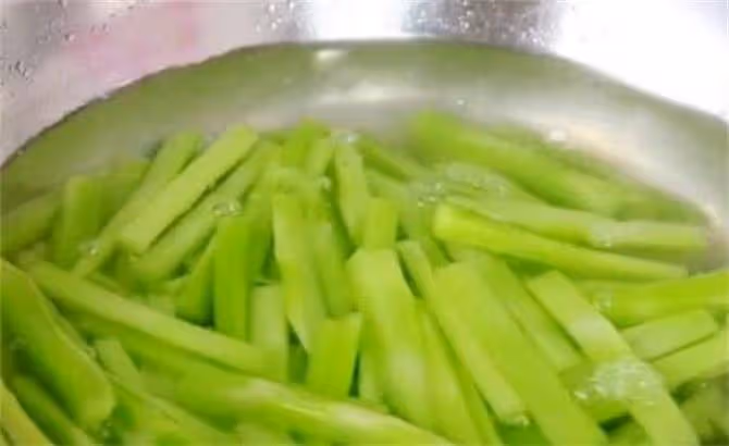 涼拌萵筍要不要焯水?很多人不知怎樣做,教你正確做法,脆嫩開胃