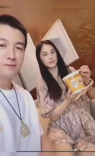 太尷尬！黃聖依直播時走光！隱私一覽無餘，楊子看見了也不提醒！