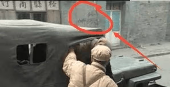 《亮劍》的雷人穿幫鏡頭:李雲龍打仗那麼辛苦,喝瓶礦泉水怎麼了?