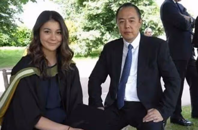 張鐵林的混血女兒長大了,顏值高到犯規,這才是真正的「格格」