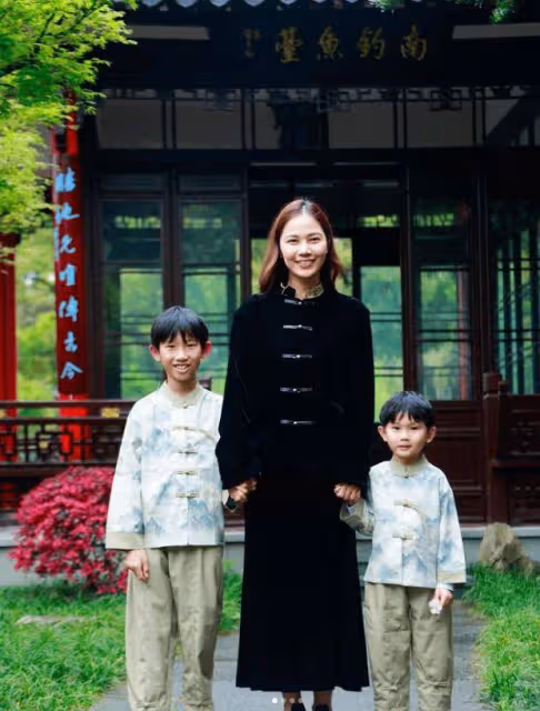 TVB前女星素顏送兒子上學,竟被校長當傭人無理吆喝!被惹怒豪言要退學
