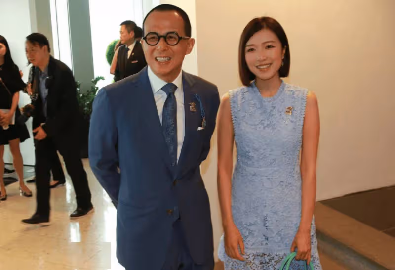 31歲港姐小花與富豪李澤楷分手後變低調!大曬近照五官更精緻?