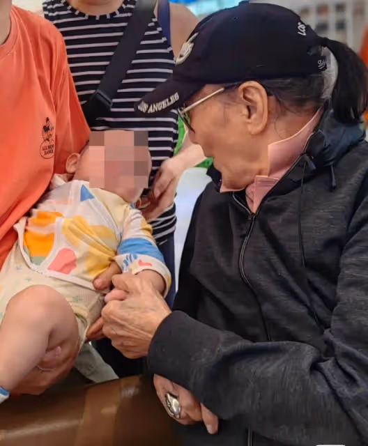 87歲謝賢被傳癱瘓入院,如今被偶遇狀態極佳,謠言不攻自破