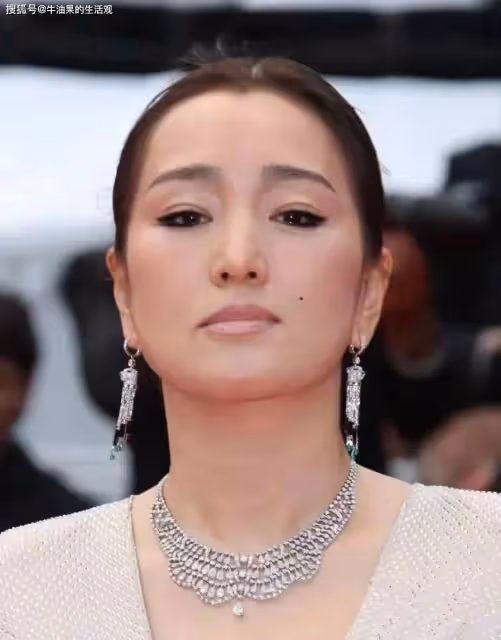 章子怡亮相坎城獲清場待遇,穿黑裙生圖狀態曝光,楊冪放不開李現狀態好