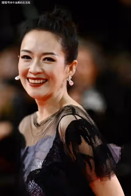 章子怡亮相坎城獲清場待遇,穿黑裙生圖狀態曝光,楊冪放不開李現狀態好
