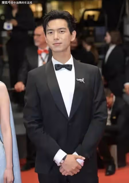 章子怡亮相坎城獲清場待遇,穿黑裙生圖狀態曝光,楊冪放不開李現狀態好
