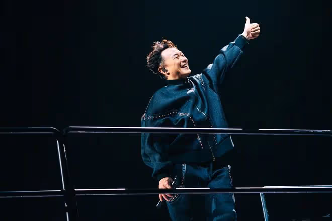 突發聲帶受損,無法保障演唱會質量,陳奕迅上場鞠躬含淚致歉