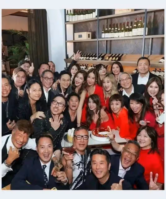 張智霖,袁詠儀參加周汶錡50歲生日派對,三個50+同框,像大學生合照!