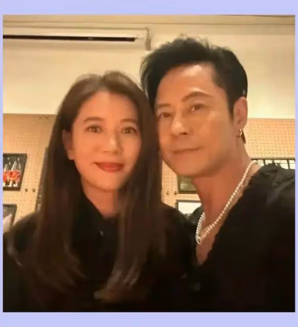 張智霖,袁詠儀參加周汶錡50歲生日派對,三個50+同框,像大學生合照!