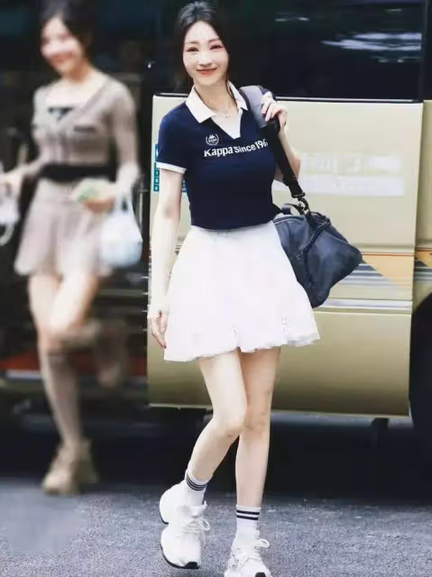 柳岩像「倒著長」,穿少女百褶裙雙手比心,這哪裡像是43歲
