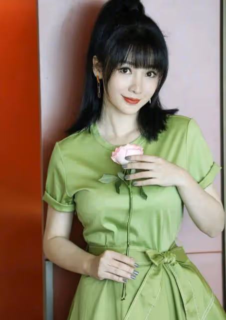柳岩像「倒著長」,穿少女百褶裙雙手比心,這哪裡像是43歲