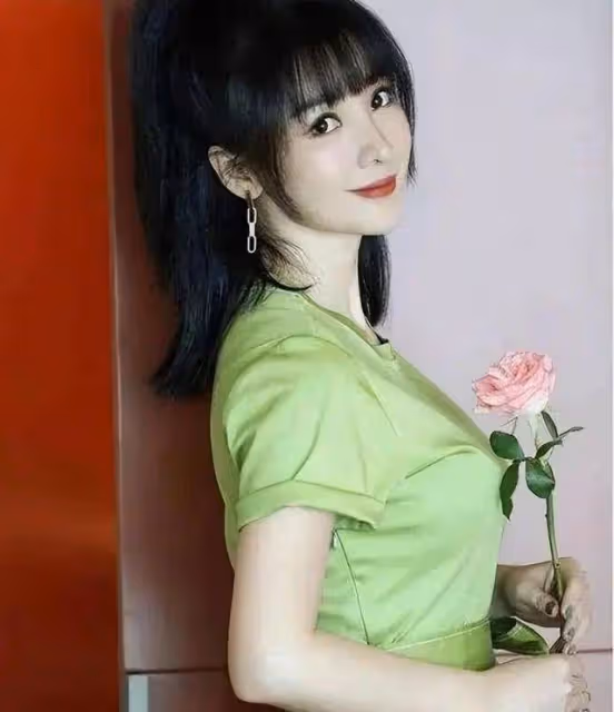 柳岩像「倒著長」,穿少女百褶裙雙手比心,這哪裡像是43歲