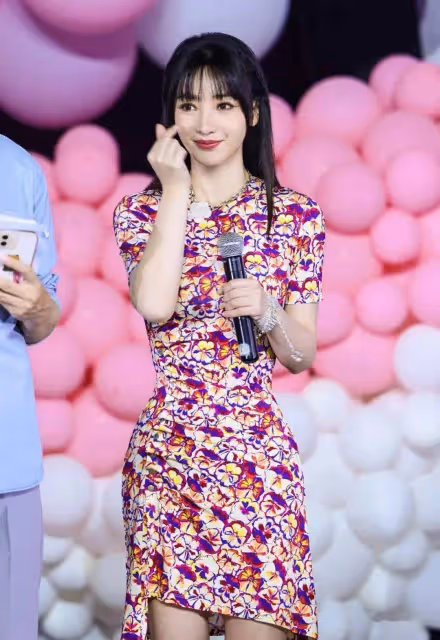 柳岩像「倒著長」,穿少女百褶裙雙手比心,這哪裡像是43歲