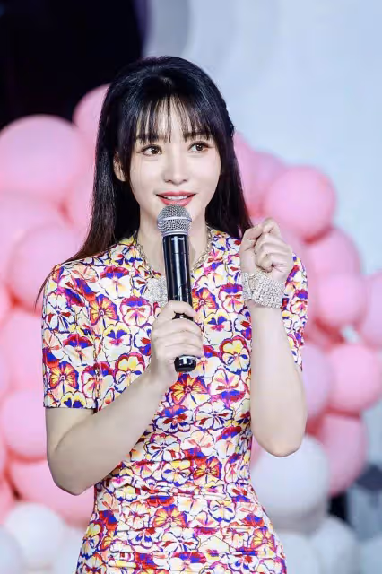 柳岩像「倒著長」,穿少女百褶裙雙手比心,這哪裡像是43歲