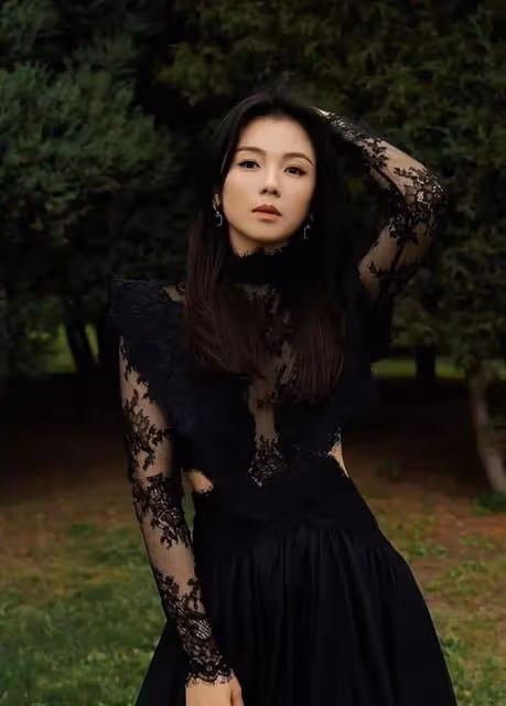 45歲劉濤現身昆明，穿烈焰拖尾裙驚艷全場，網友：好明媚啊！