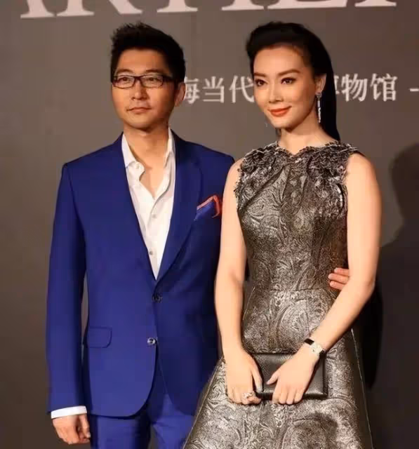 陳數夫婦合體出席活動,她穿金色長裙腰身圓潤,老公護駕顯貼心