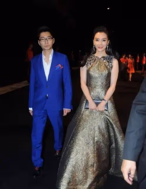 陳數夫婦合體出席活動,她穿金色長裙腰身圓潤,老公護駕顯貼心