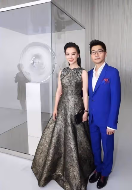 陳數夫婦合體出席活動,她穿金色長裙腰身圓潤,老公護駕顯貼心