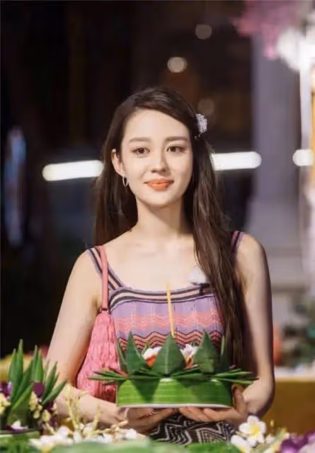吉娜撞衫李連杰小女兒,同款針織裙穿出葫蘆腰,瞬間變洋氣了