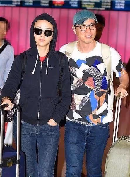 湯唯和老公低調露面,湯唯一身嘻哈風太像假小子,老公撞臉甄子丹