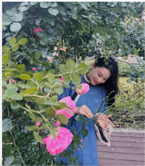 37歲張馨予穿藍色民族風長衫:在月季叢中拍照,狀態像25歲少女