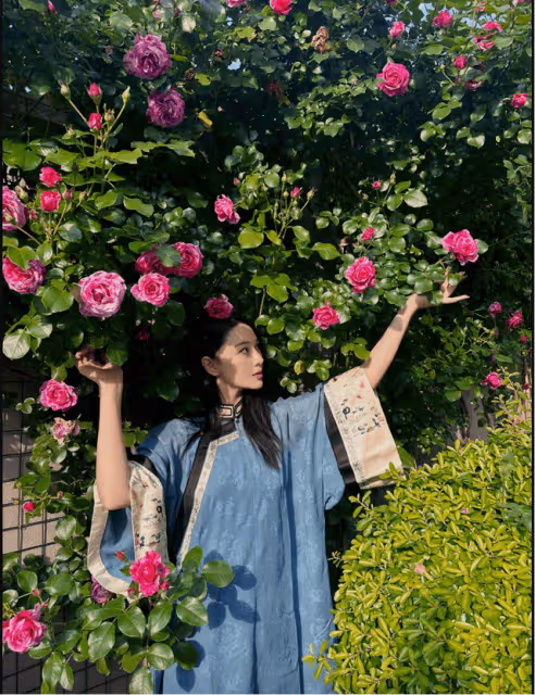 37歲張馨予穿藍色民族風長衫:在月季叢中拍照,狀態像25歲少女