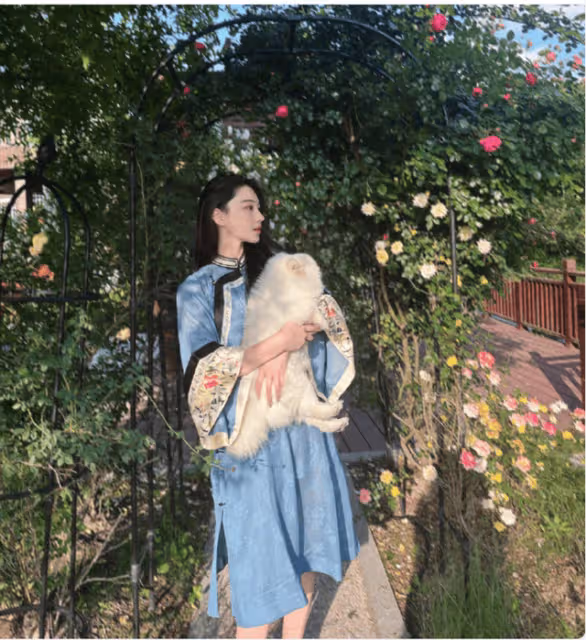 37歲張馨予穿藍色民族風長衫:在月季叢中拍照,狀態像25歲少女