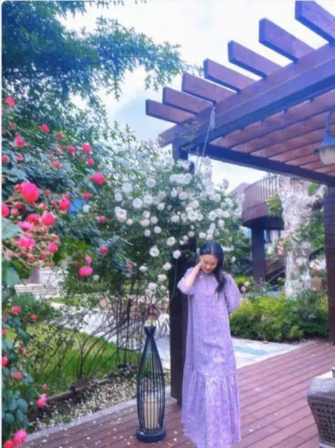 37歲張馨予穿藍色民族風長衫:在月季叢中拍照,狀態像25歲少女