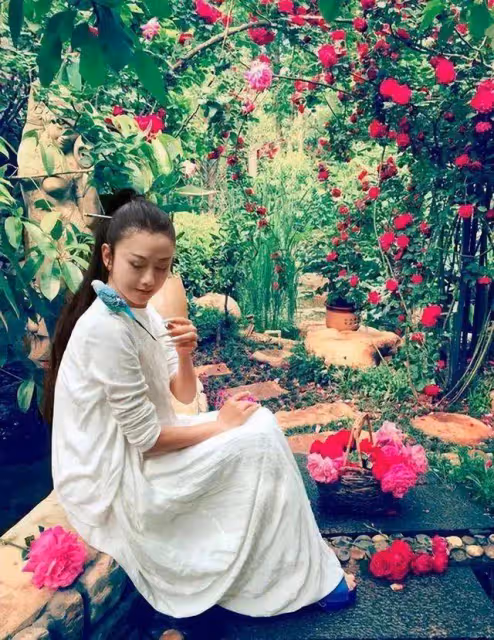 37歲張馨予穿藍色民族風長衫:在月季叢中拍照,狀態像25歲少女
