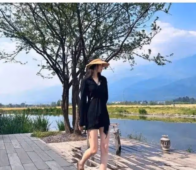 37歲張馨予穿藍色民族風長衫:在月季叢中拍照,狀態像25歲少女