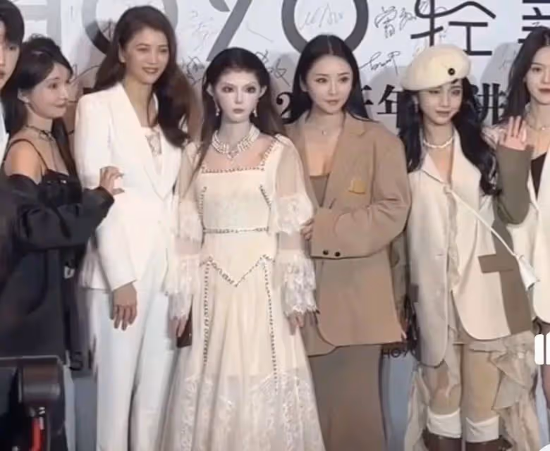 53歲袁詠儀要麼不打扮,一旦打扮就絕對驚艷,與網紅對比差距明顯!