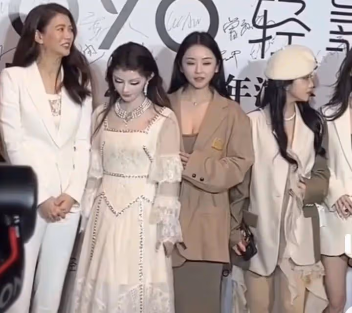 53歲袁詠儀要麼不打扮,一旦打扮就絕對驚艷,與網紅對比差距明顯!