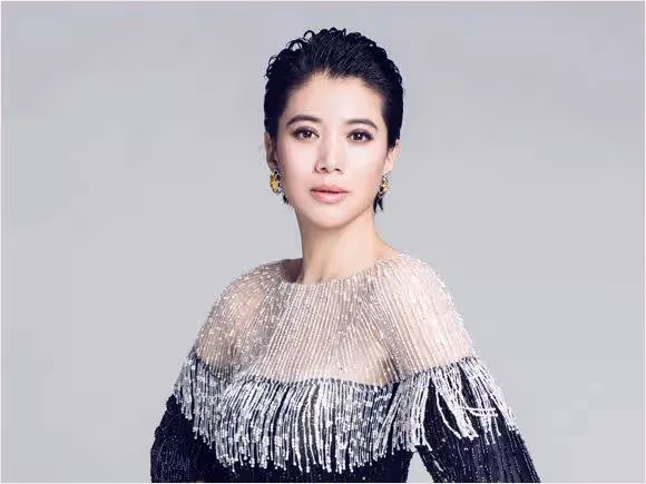 53歲袁詠儀要麼不打扮,一旦打扮就絕對驚艷,與網紅對比差距明顯!