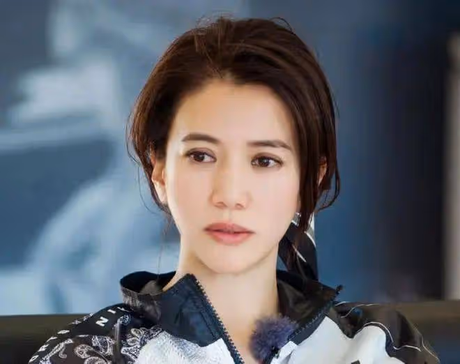 53歲袁詠儀要麼不打扮,一旦打扮就絕對驚艷,與網紅對比差距明顯!