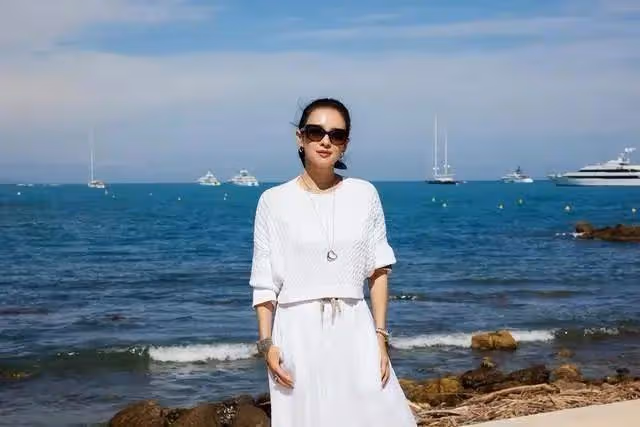 45歲章子怡抵達坎城:扎馬尾笑得好甜,她已和汪峰走上截然不同的道路