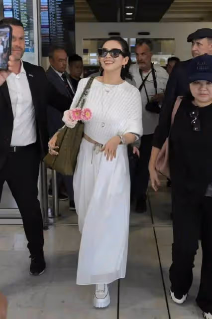 45歲章子怡抵達坎城:扎馬尾笑得好甜,她已和汪峰走上截然不同的道路