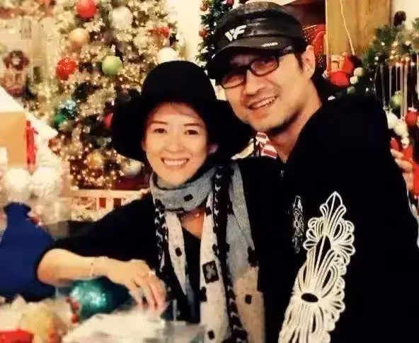 45歲章子怡抵達坎城:扎馬尾笑得好甜,她已和汪峰走上截然不同的道路