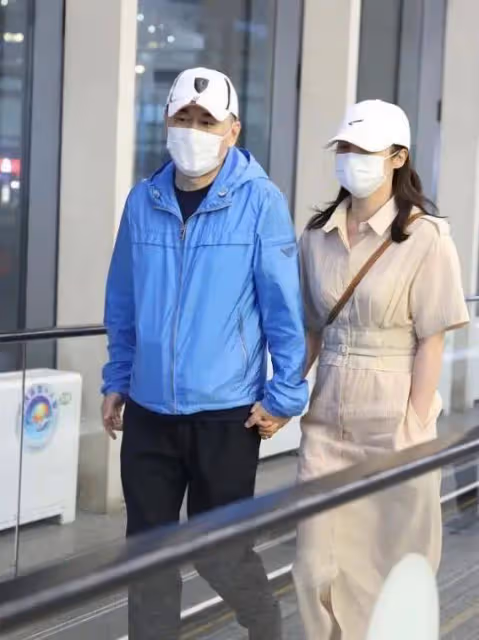 蔣勤勤與大5歲的陳建斌走機場,穿搭時髦顯瘦,反襯男方略顯微胖