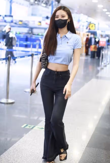 韓國女星吳優身穿藍色Crop top+牛仔喇叭褲，盡顯熱辣身材