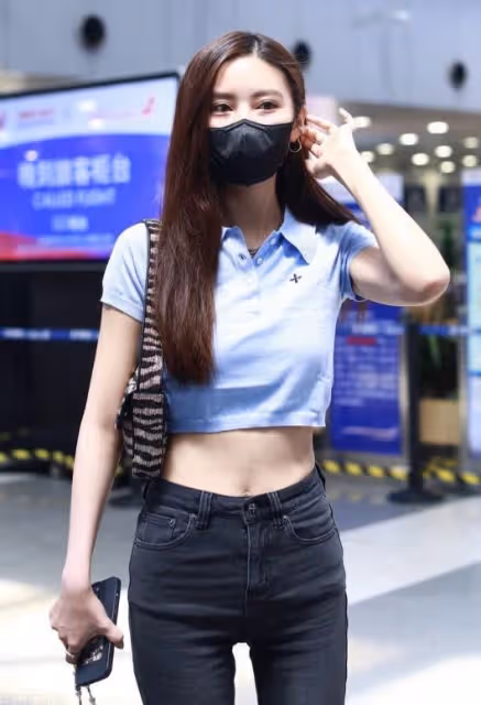 韓國女星吳優身穿藍色Crop top+牛仔喇叭褲，盡顯熱辣身材
