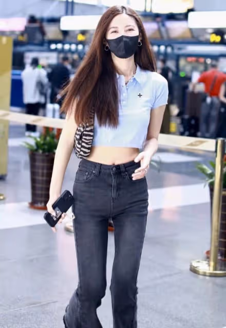 韓國女星吳優身穿藍色Crop top+牛仔喇叭褲，盡顯熱辣身材