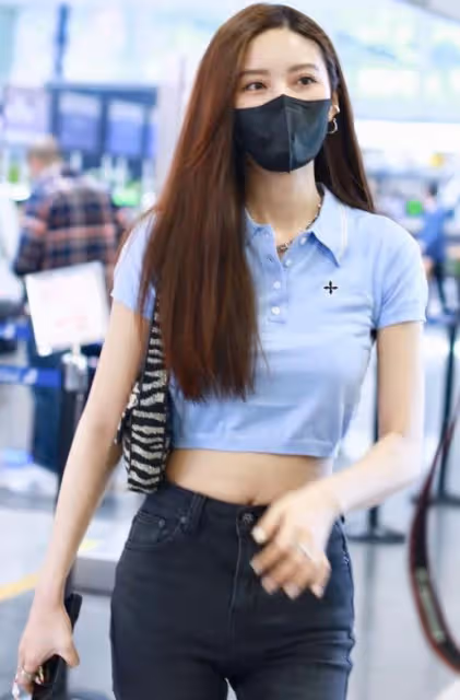 韓國女星吳優身穿藍色Crop top+牛仔喇叭褲，盡顯熱辣身材